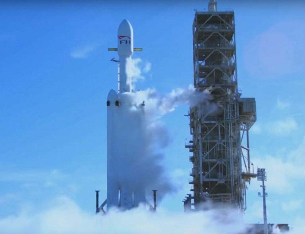 У СВЕМИР ПОЛЕТЕО И ТЕСЛА: Илон Маск лансирао најснажнију ракету на свету (ВИДЕО)